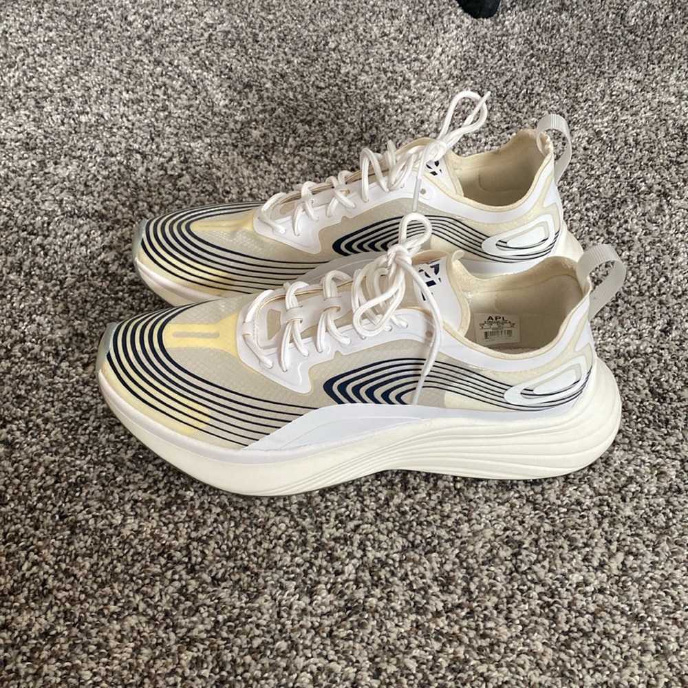 APL lightly worn Men’s size 8